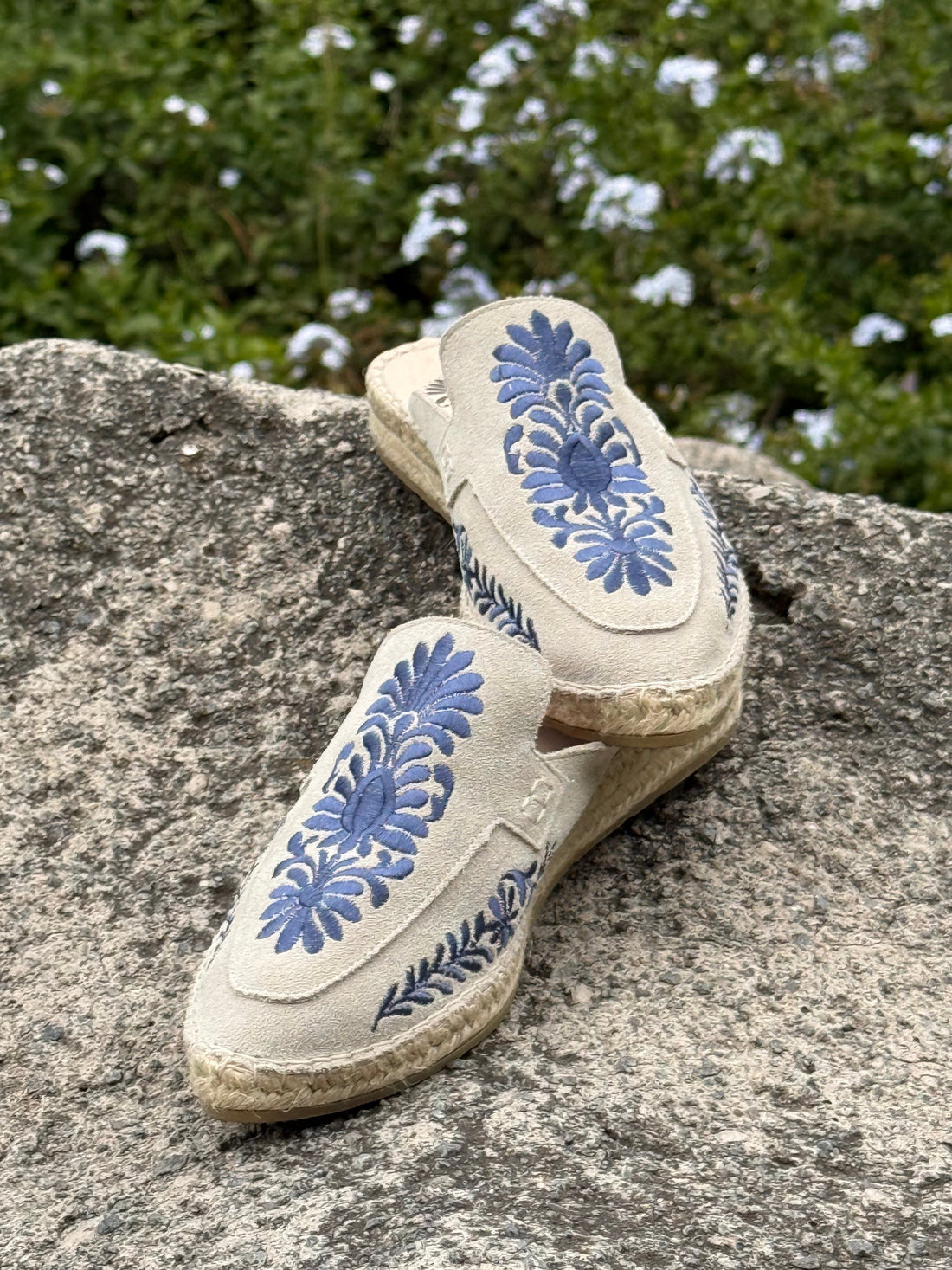Primer plano de la suela de yute natural y bordado azul de Talavera mexicana en calzado artesanal de lujo.