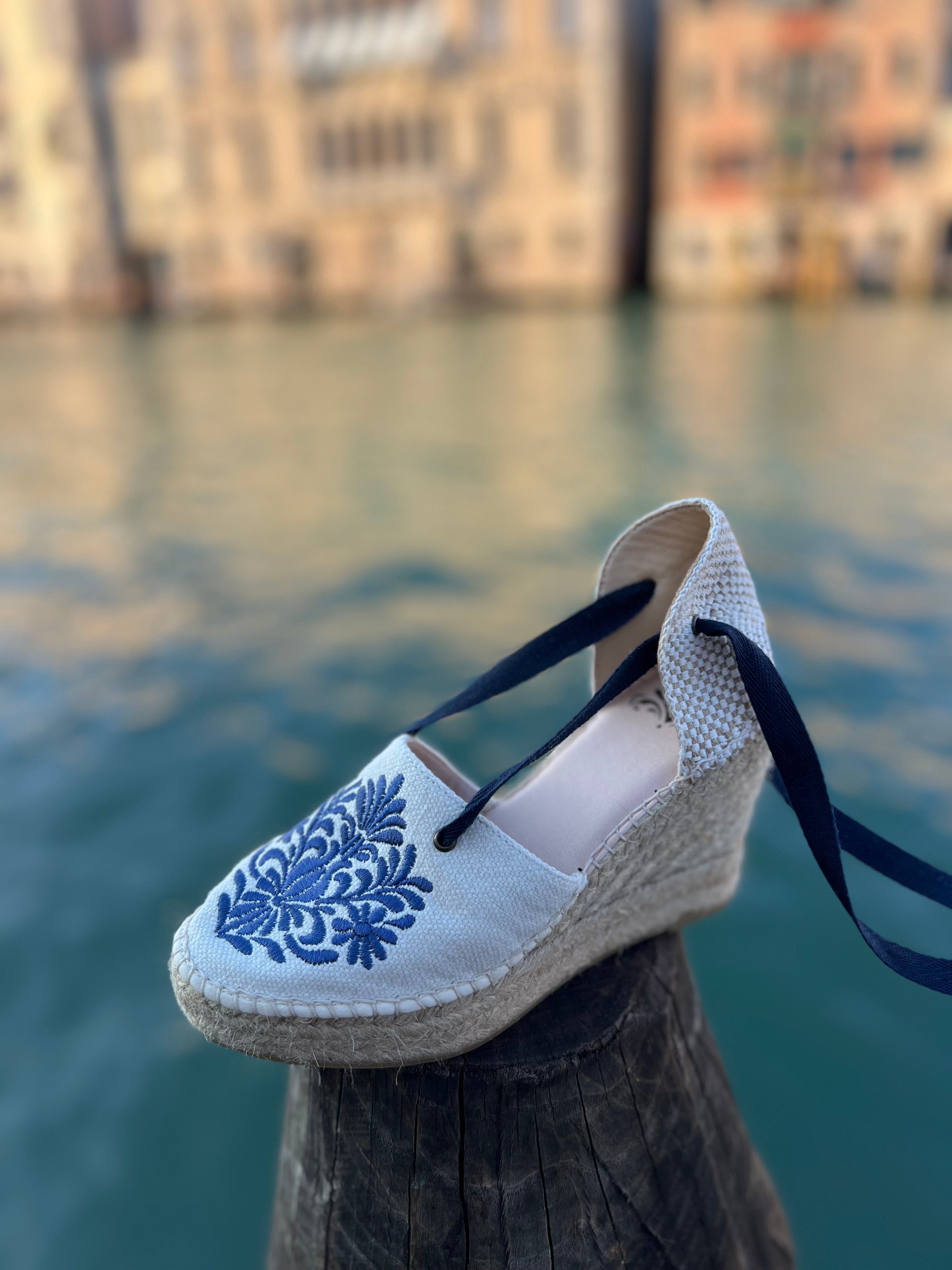 Alpargatas premium de cuña con bordado artesanal tipo Talavera, calzado hecho en España de lino y yute natural. Moda Europea.