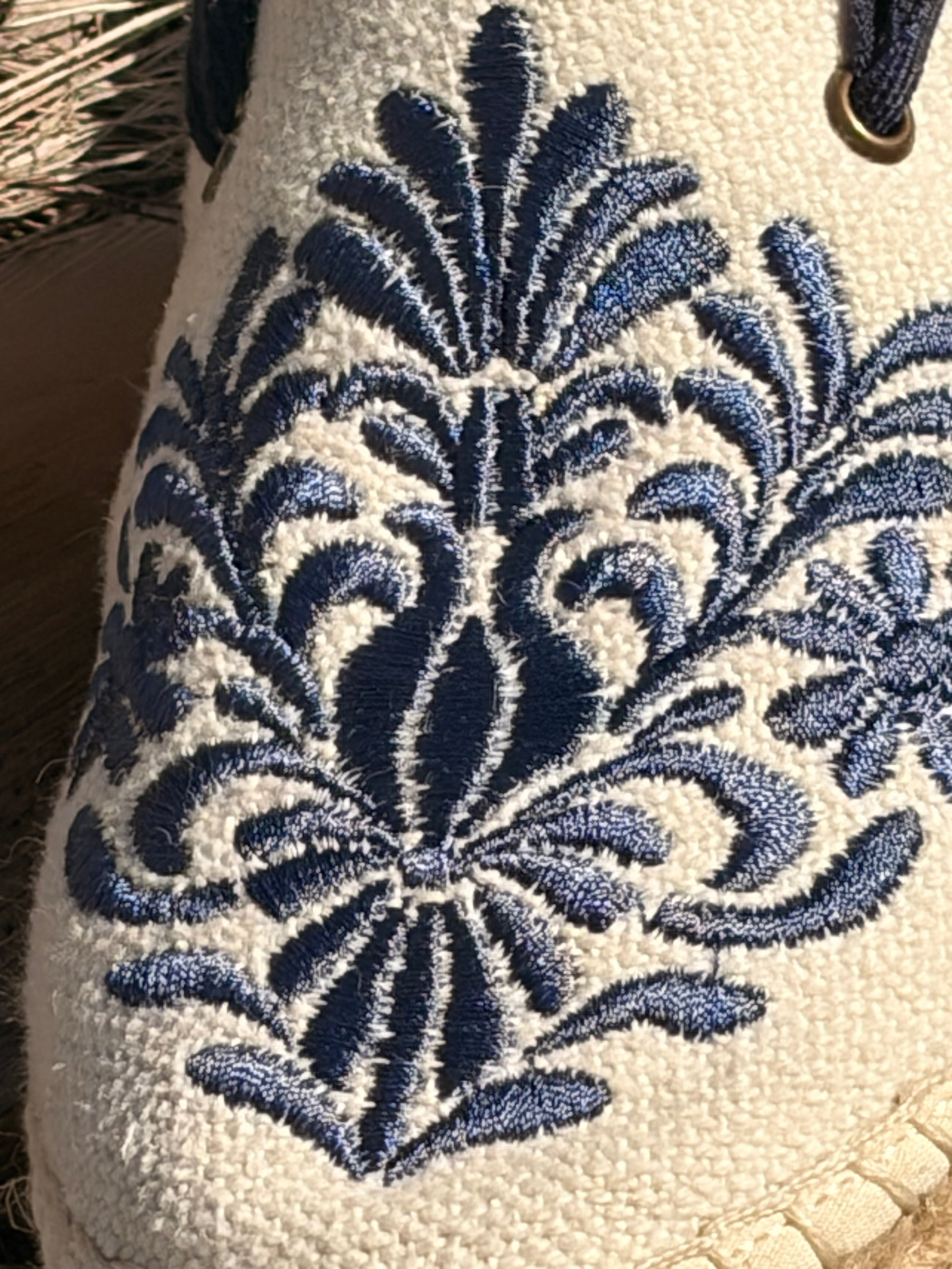 Detalle del bordado cuña Talavera azul inspirado en Talavera mexicana sobre lino 100% de las alpargatas españolas ESPARTINAS.