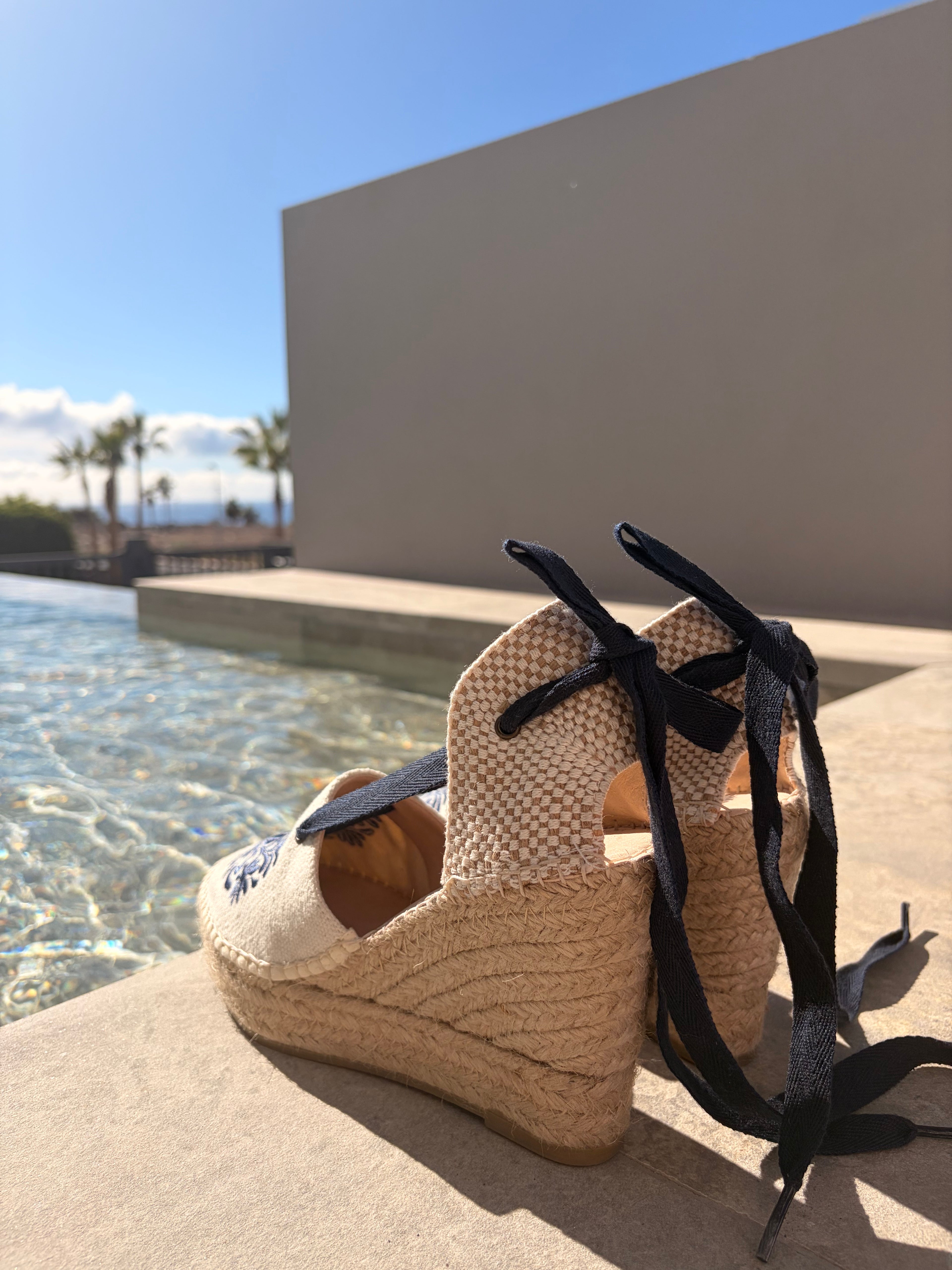 Alpargatas premium de cuña con bordado artesanal tipo Talavera, calzado hecho en España de lino 100% y suela de yute 100%.