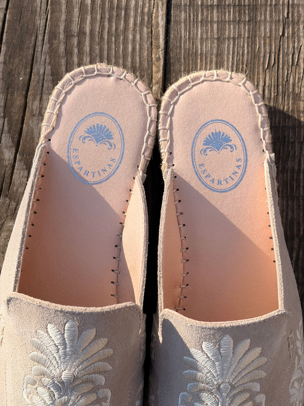 Marca de Alpargatas hechas en España con diseños de Talavera. Zapato plano estilo venecianas friulane.