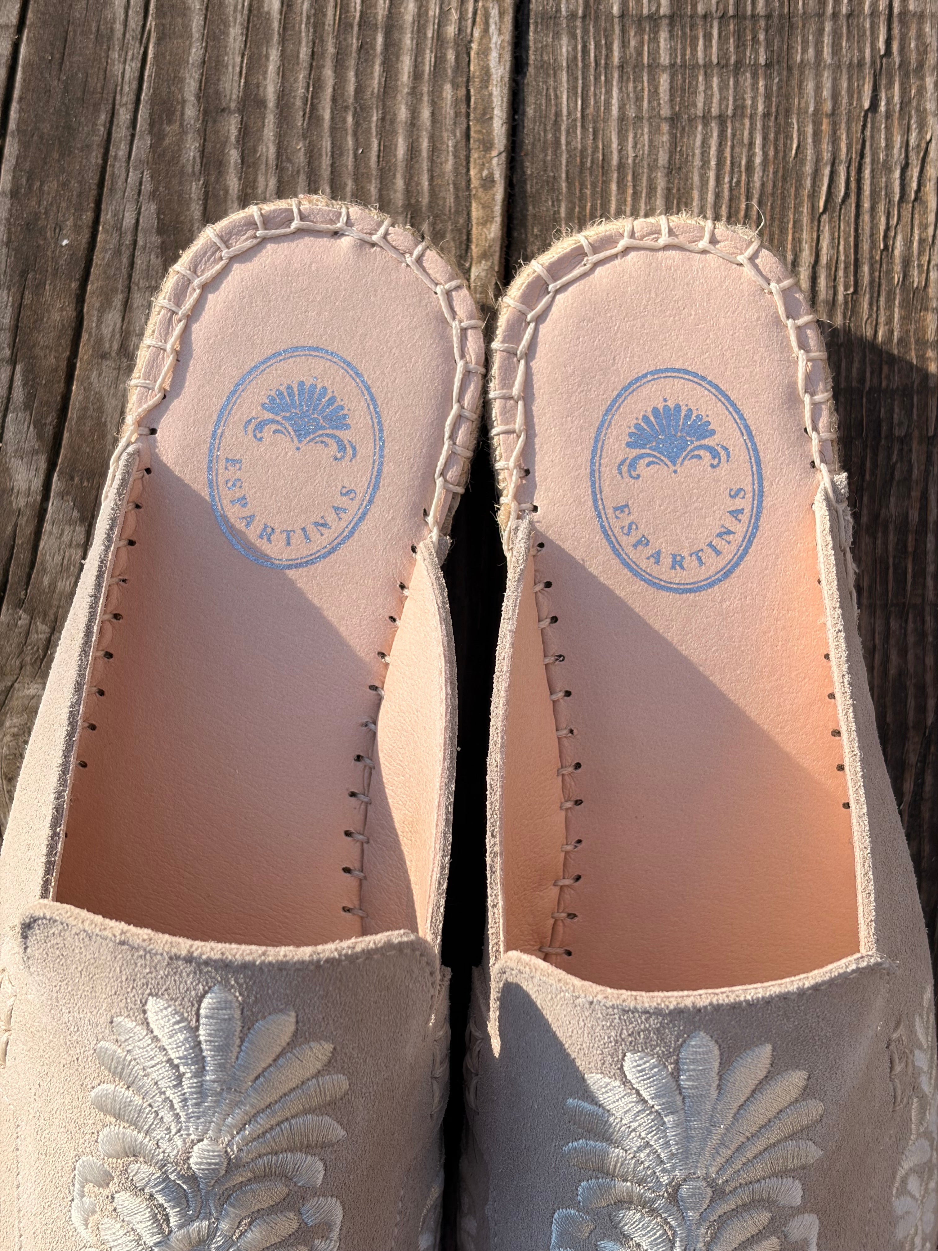 Marca de Alpargatas hechas en España con diseños de Talavera. Zapato plano estilo venecianas friulane.