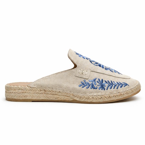 Mule artesanales de serraje 100% vacuno con bordado exclusivo inspirado en Talavera, zapato artesanal cómodo de mujer estilo veneciana hecho en España.