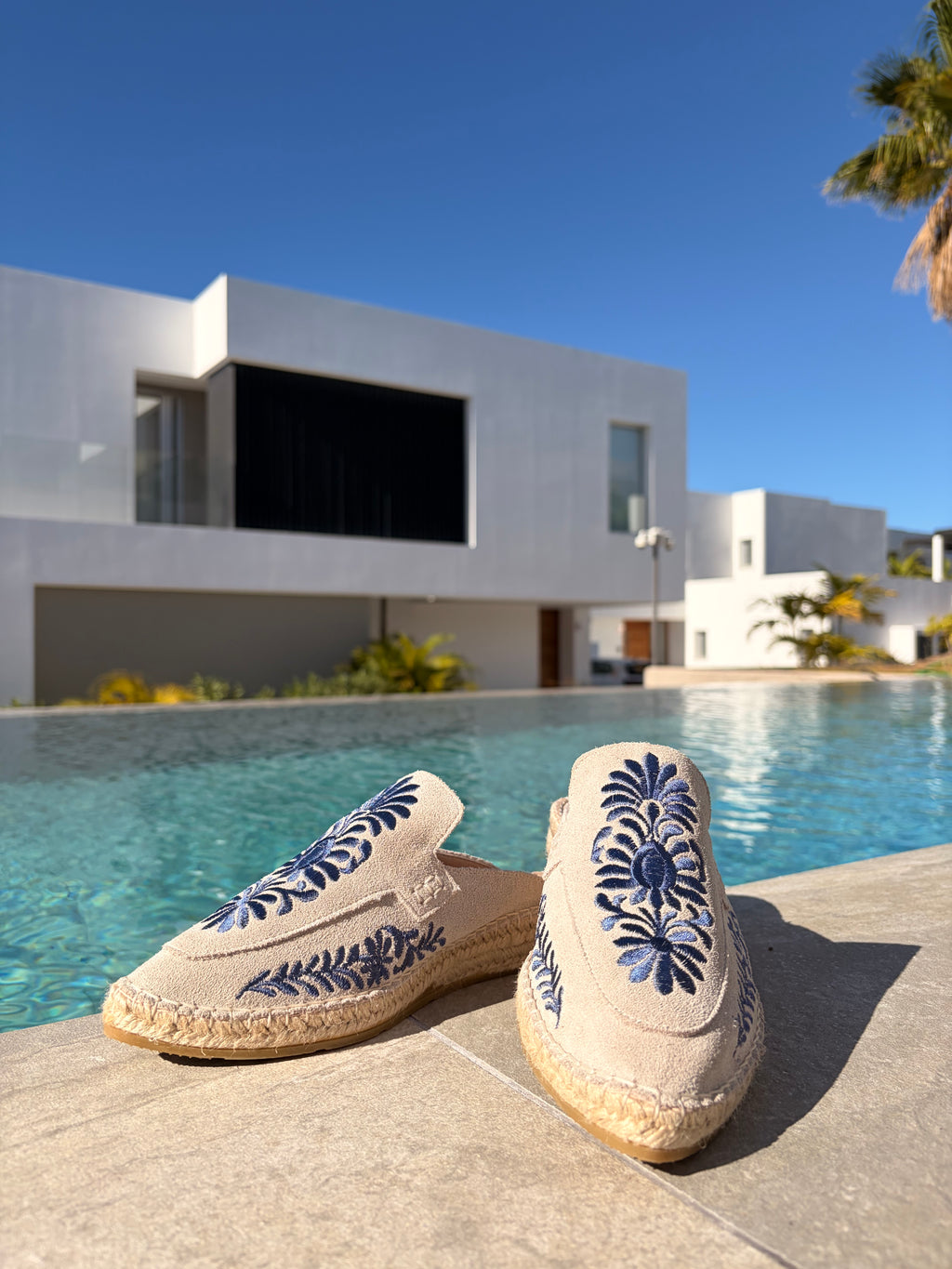 Zapato tipo mule artesanal con bordado premium de Talavera azul, calzado plano destalonado de mujer estilo veneciana hecho en España. Zapatos estilo Mary Jane.