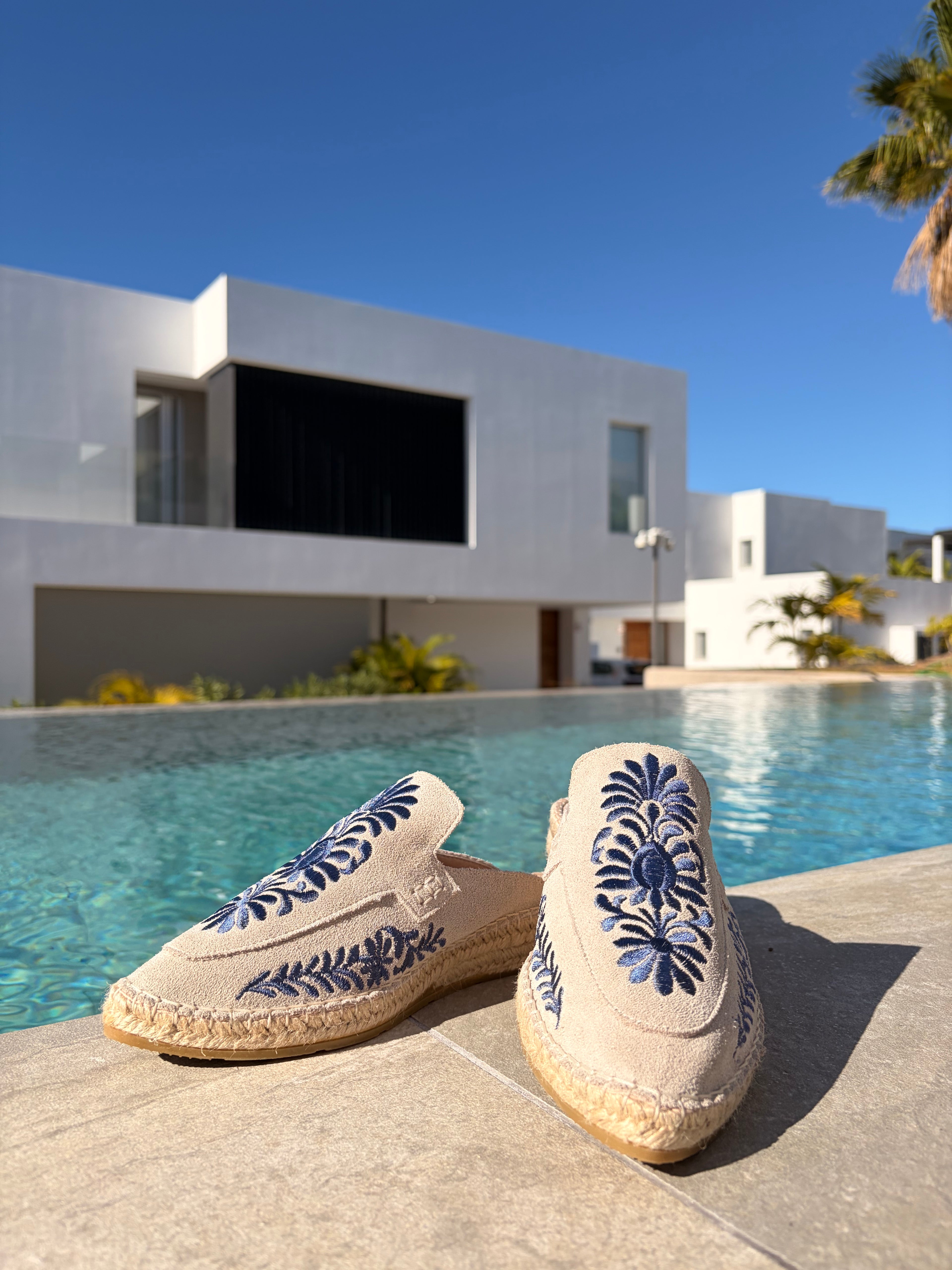Zapato tipo mule artesanal con bordado premium de Talavera azul, calzado plano destalonado de mujer estilo veneciana hecho en España. Zapatos estilo Mary Jane.