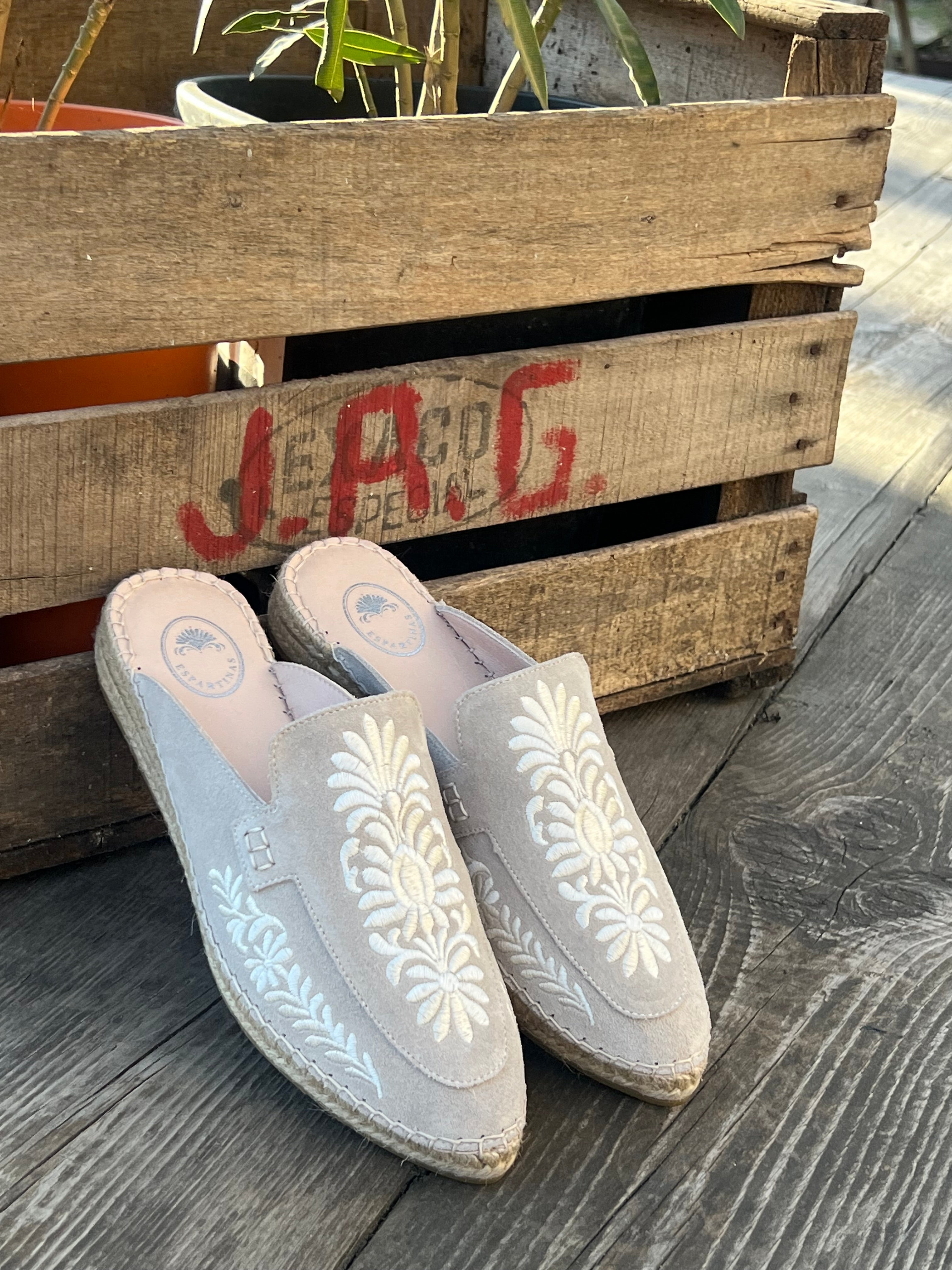 Marca de Alpargatas hechas en España con diseños de Talavera. Zapato plano estilo veneciana o slipper.