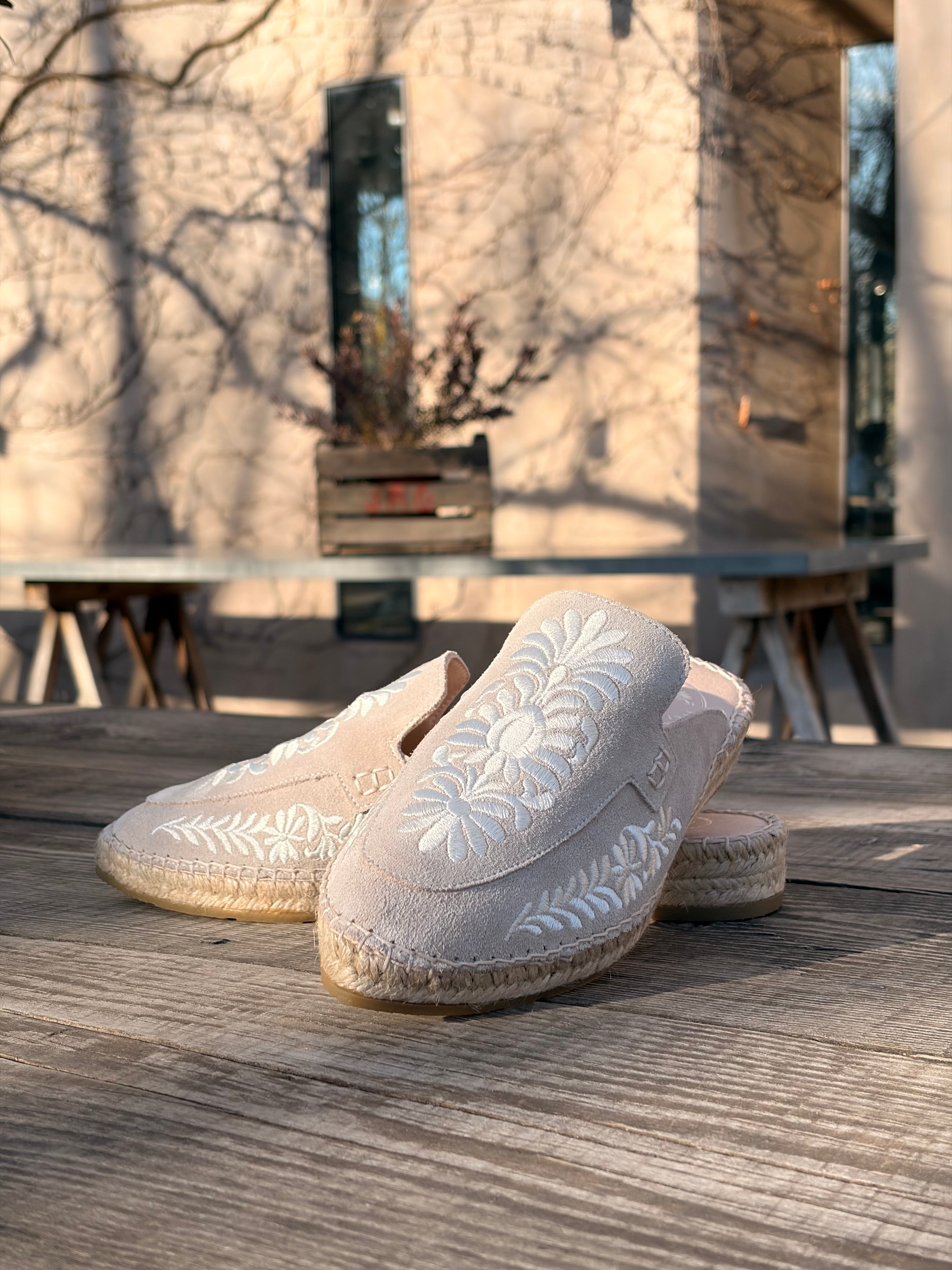 Zapatos tipo mule blanco para novia o invitada de evento, chatitas artesanales elegantes y calzado hecho en España de yute y cosidos a mano.