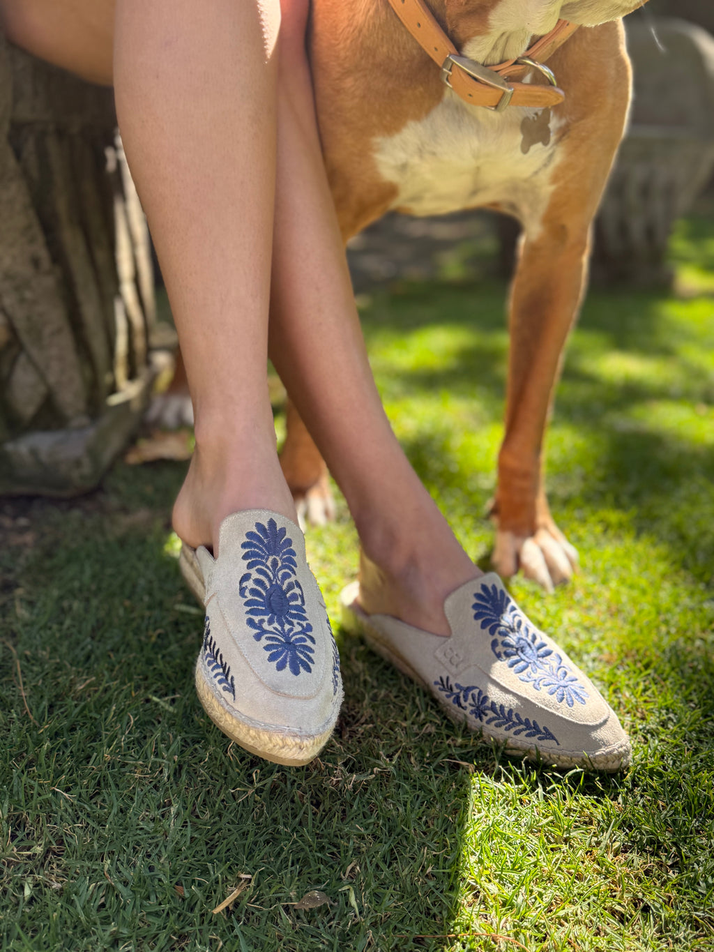 Mule destalonado de lino color azul, zapatos artesanales elegantes y cómodos para mujer ideales para verano en México y España. Cosidas a mano.