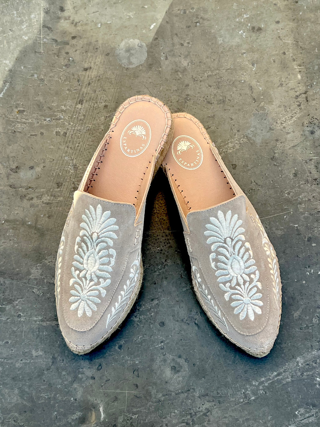 Marca de Alpargatas hechas en España con diseños de Talavera. Zapato plano tipo veneciana friulane o slipper.