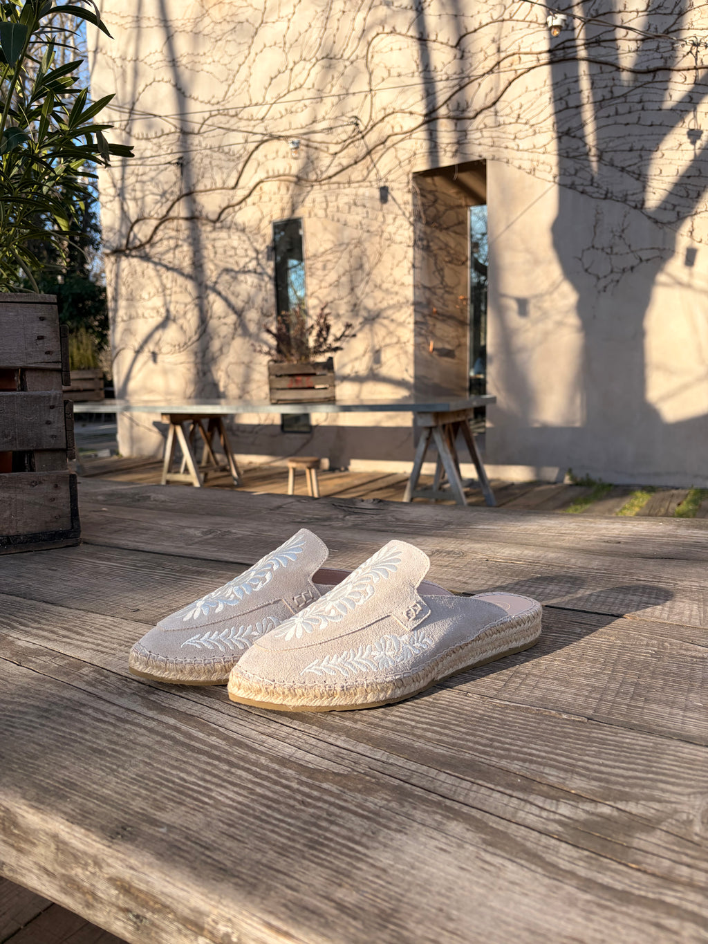 Zapato destalonado plano de mujer color blanco roto, calzado artesanal cómodo y versátil para outfits de primavera verano. Moda Europea, zapatos estilo veneciana hechos en España. 