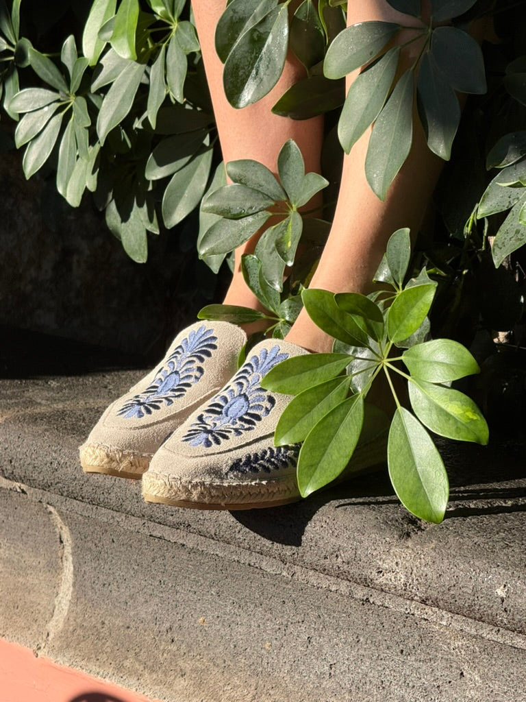 Zapato tipo mule artesanal con bordado premium de Talavera azul, calzado plano destalonado de mujer estilo veneciana hecho en España.