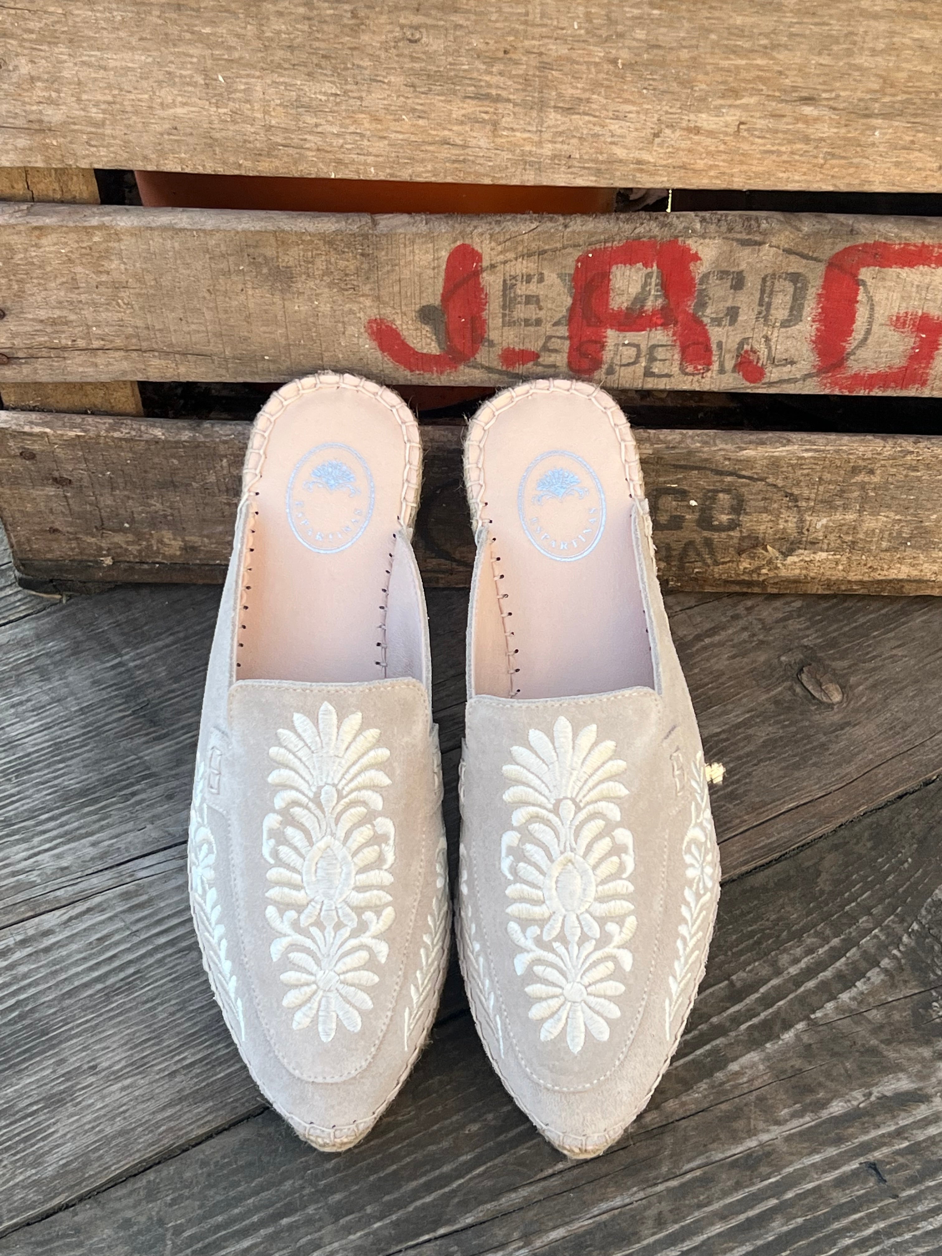 Bordado blanco artesanal sobre lino premium de alta costura, detalles de diseño cultural exclusivo para calzado de lujo mexicano. Zapato estilo veneciana hecho en España.